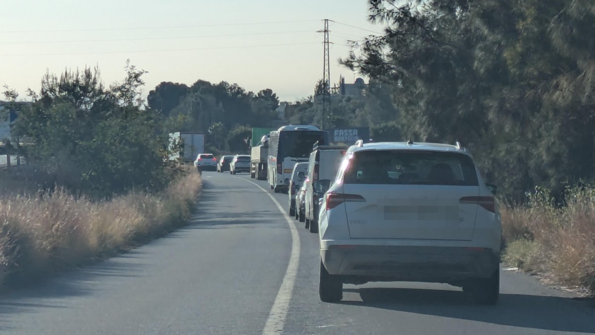 Retención de vehículos tras pasar el control de la Guardia Civil de Tráfico.