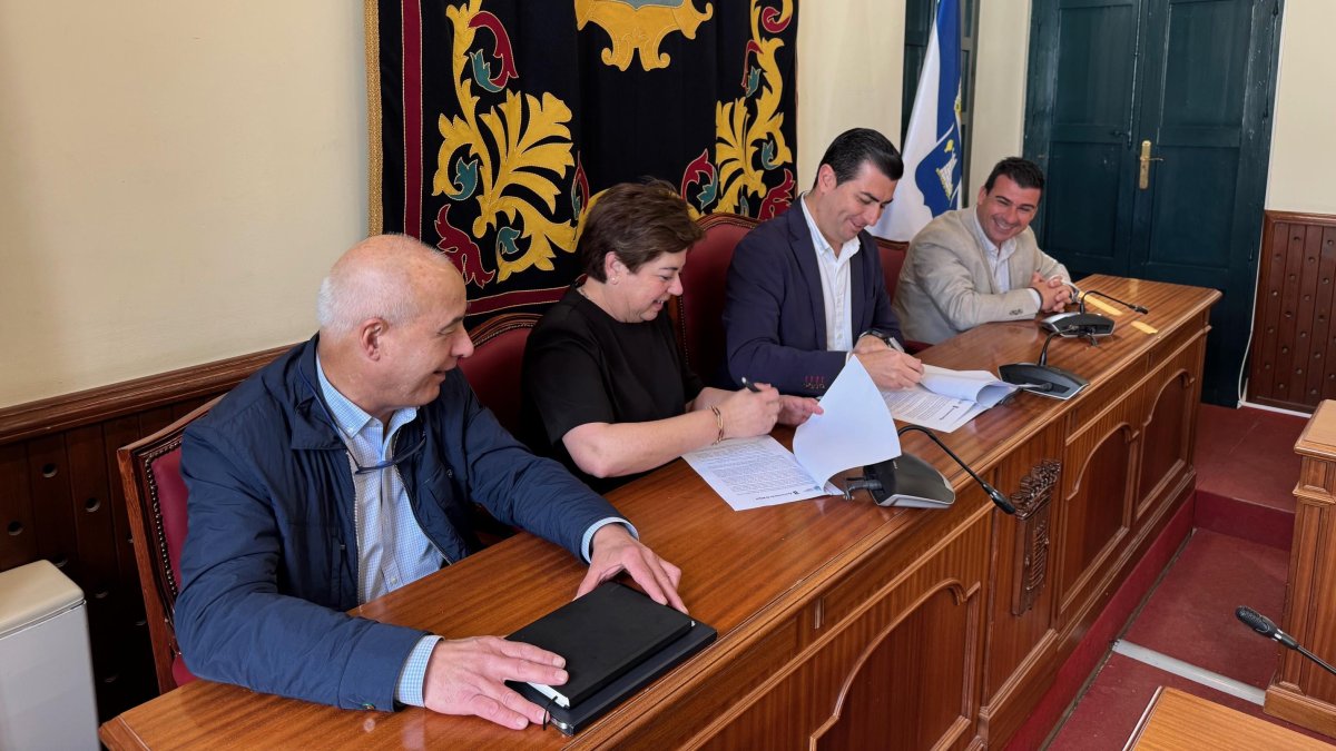 Firma del convenio en Níjar con el Colegio de Veterinarios.