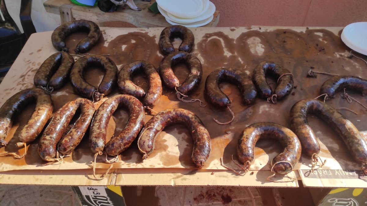 Embutido recién hecho en una edición anterior de la Feria de la Matanza de Antas.