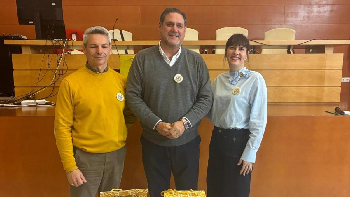 Autores del estudio sobre las mujeres en la minería junto al delegado de Educación.