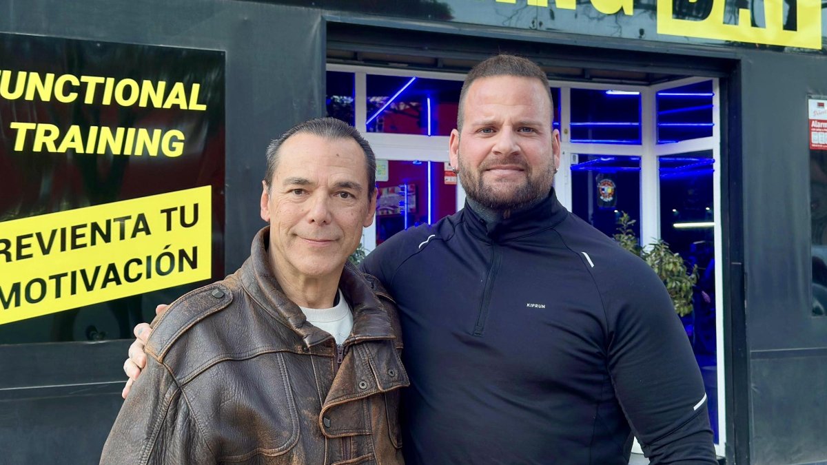 Marco Salvador junto al autor de esta entrevista, Antonio Hermosa, en la puerta del gimnasio Training Day de La Cañada.