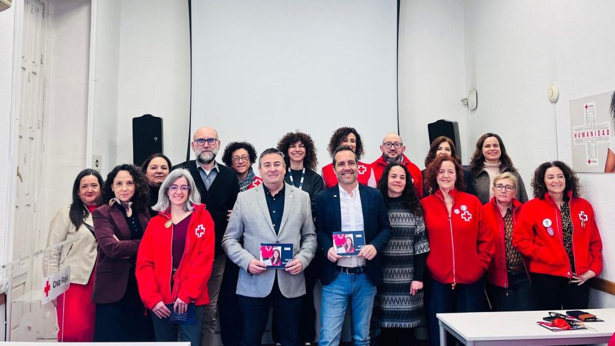 Representantes de Cruz Roja Almería, junto al presidente provincial de la organización, Antonio Alastrué, y al coordinador provincial, Francisco Vicente, durante la presentación de la Memoria de Actividad 2025.