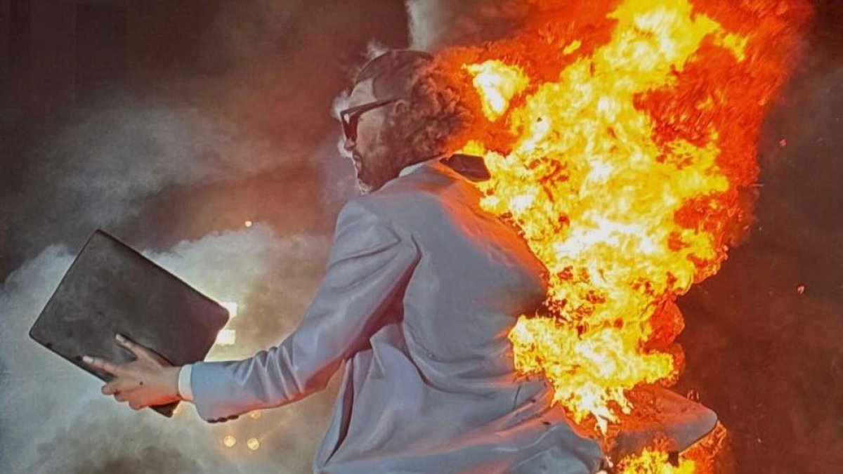 La falla siendo quemada en Valencia.