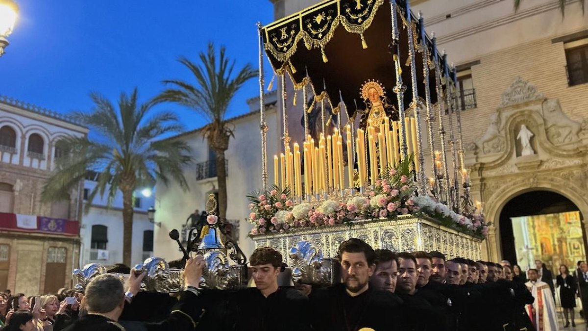 Salida multitudinaria de la imagen titutar de la Cofradía de la Virgen de los Dolores de Albox.
