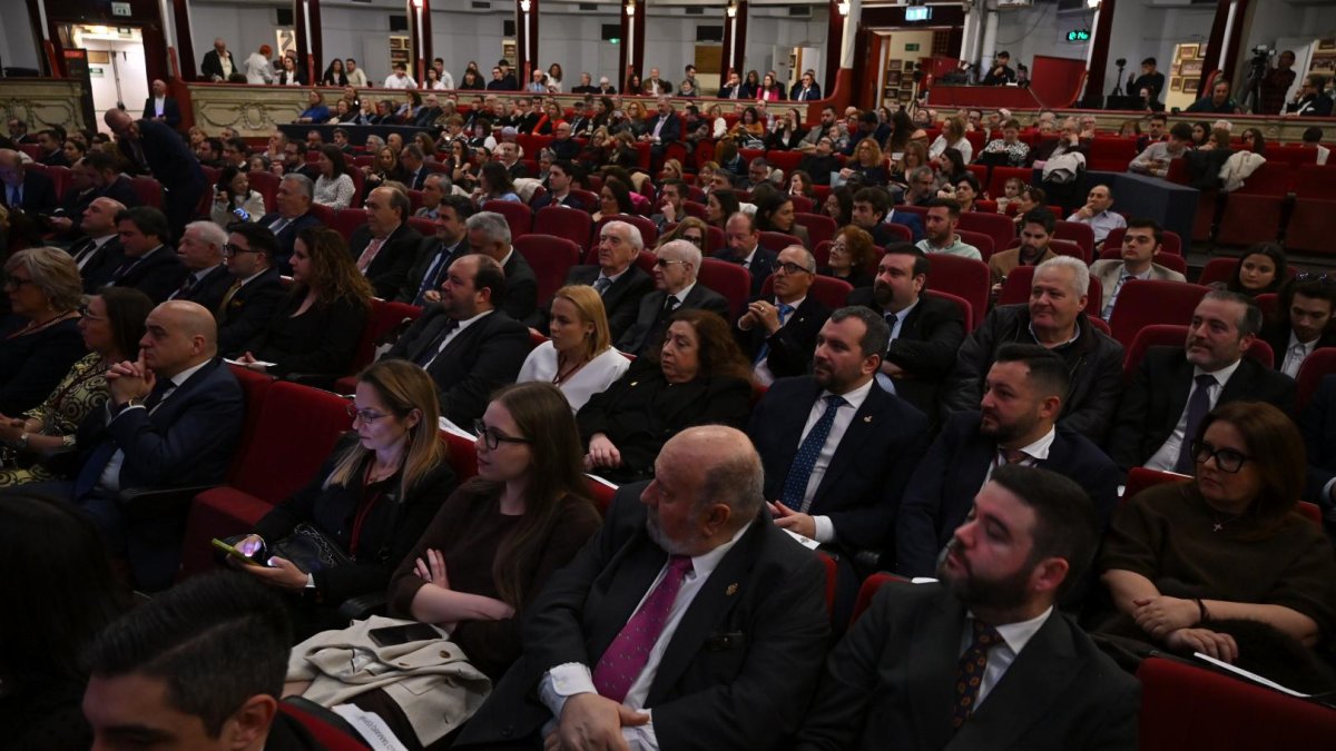 Asistentes al pregón de la Semana Santa de Almería 2026 celebrado en el Teatro Cervantes.