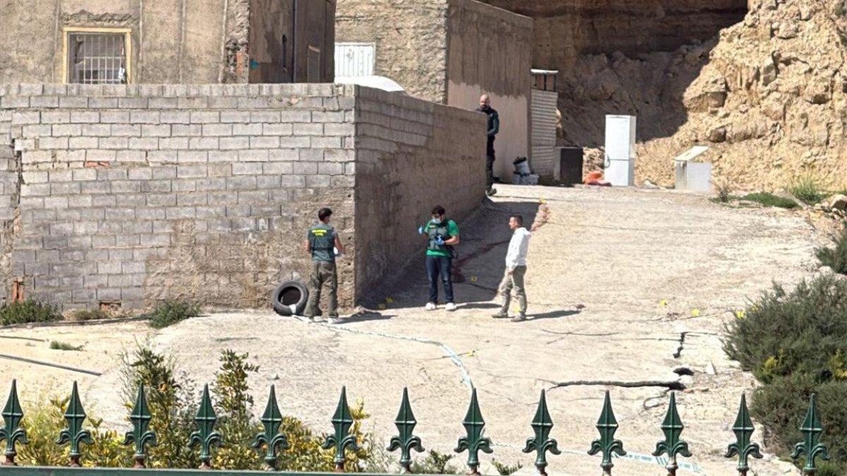 Agentes de la Guardia Civil, en el lugar del crimen.