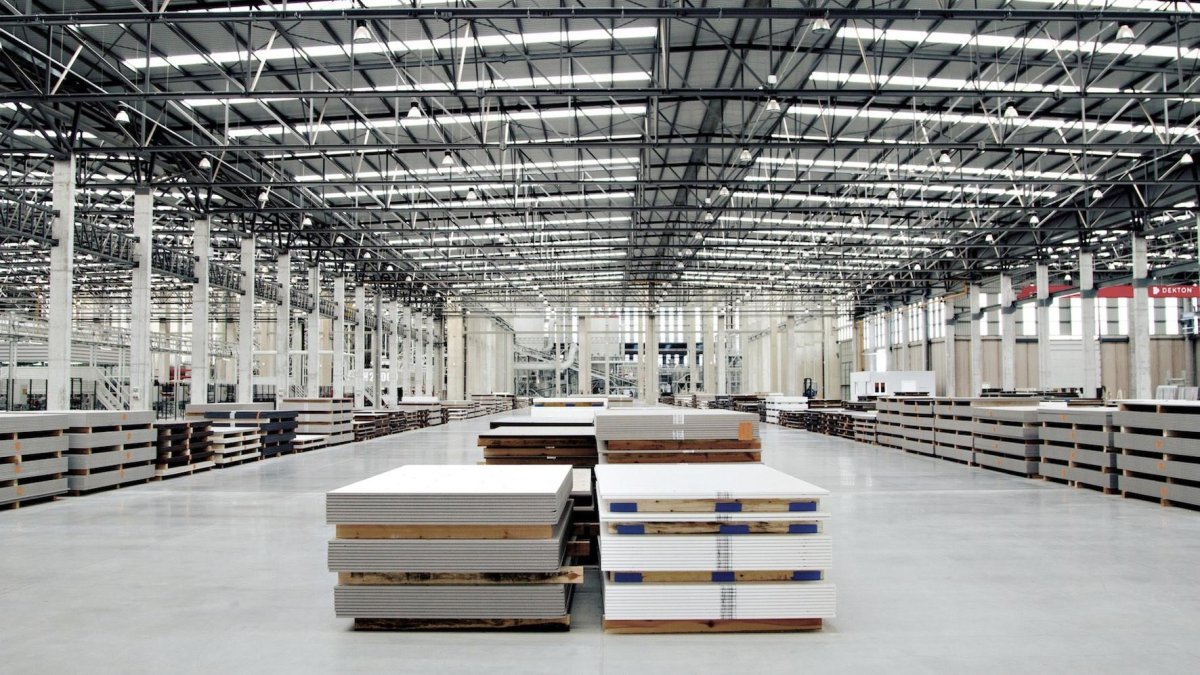 Archivo - Interior de las instalaciones industriales de Cosentino.