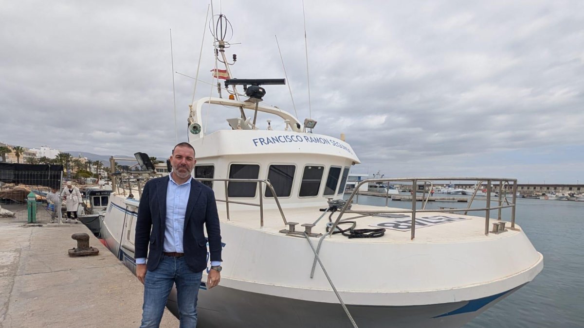 Francisco Ramón Fuentes junto a su barco en el Puerto de Roquetas de Mar.