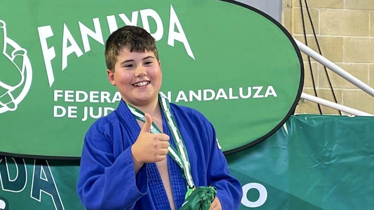 Carlos Ortíz con su medalla de Campeón de Andalucía.