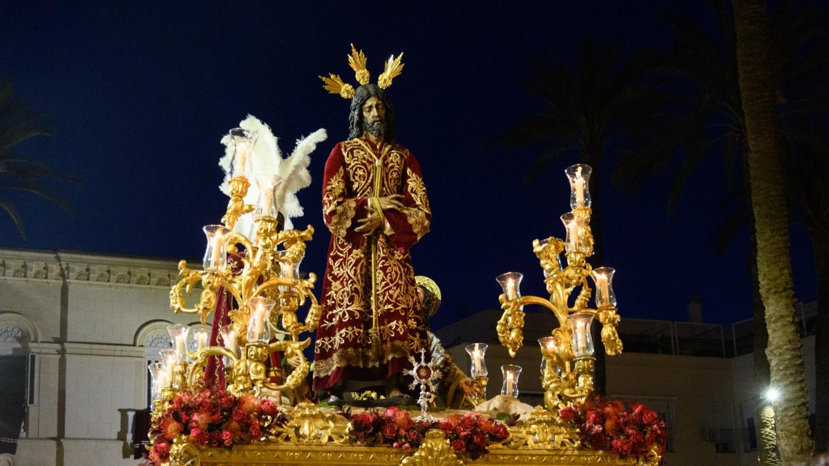 Imagen del pasado Jueves Santo, con el Señor de las Penas en la plaza de la Catedral.