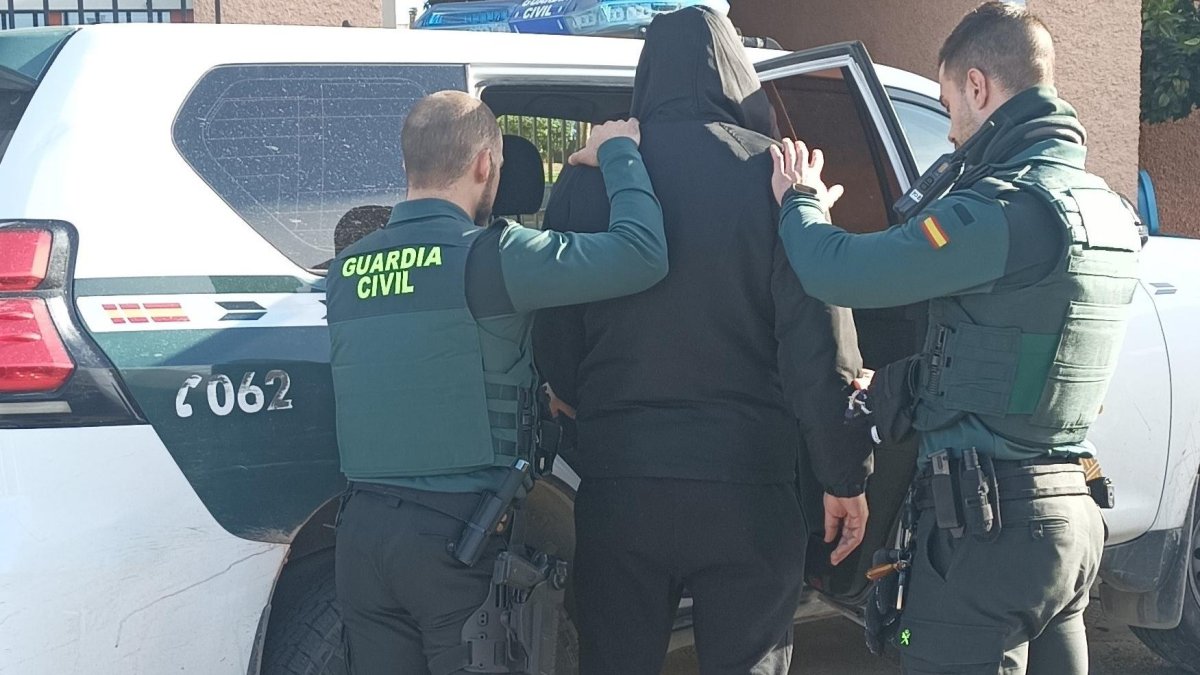 Imagen de archivo de una detención practicada por la Guardia Civil.