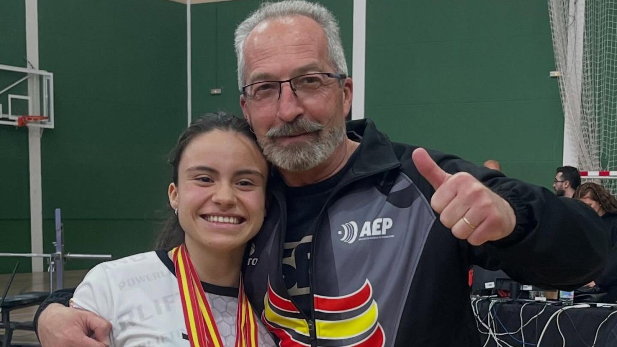 Adriana Navarro junto a su preparador Rubén Castillo, del Club Power Huércal-Overa.