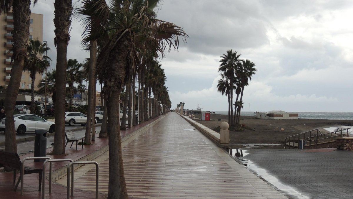Imagen de archivo de un día de lluvia en el Paseo Marítimo de Almería capital