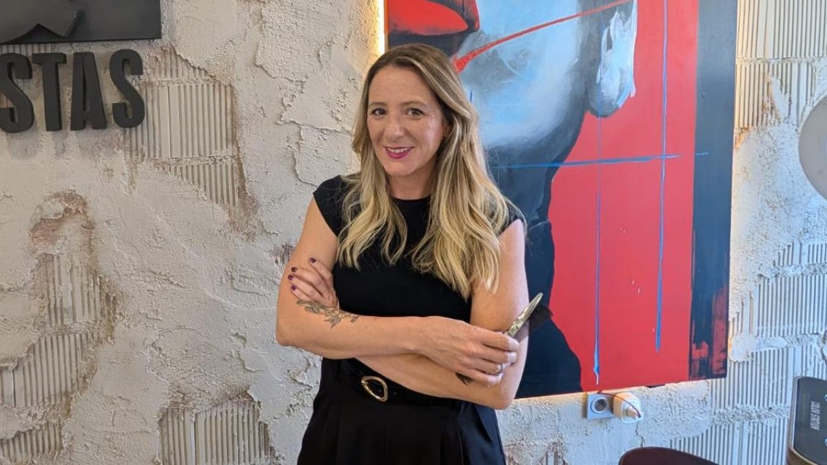 Laura García la estilista en su salón de peluquería en Aguadulce.