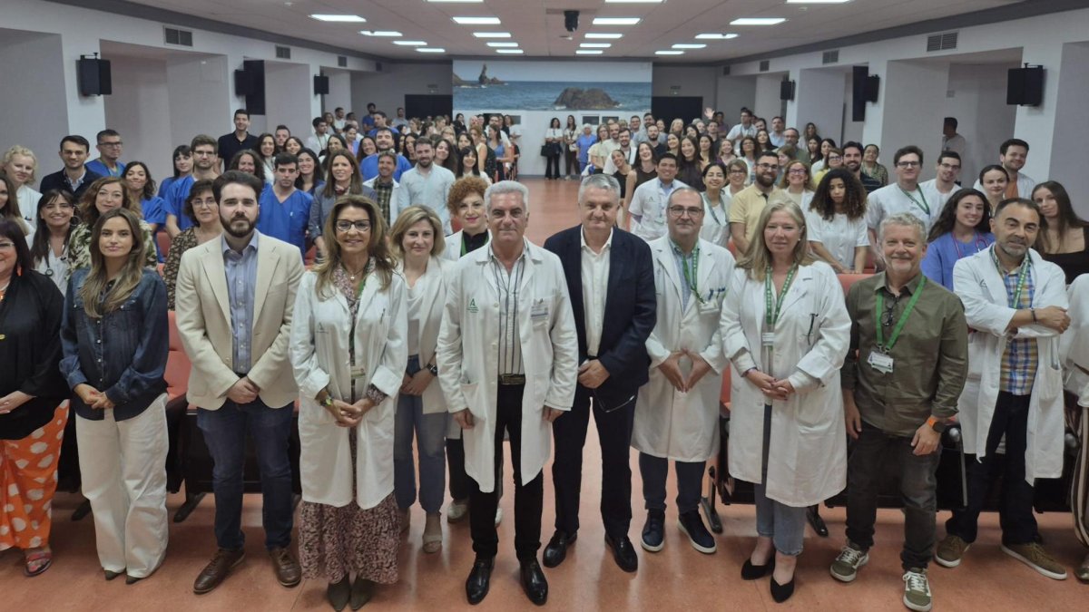 Foto de familia de los residentes con responsables del hospital.