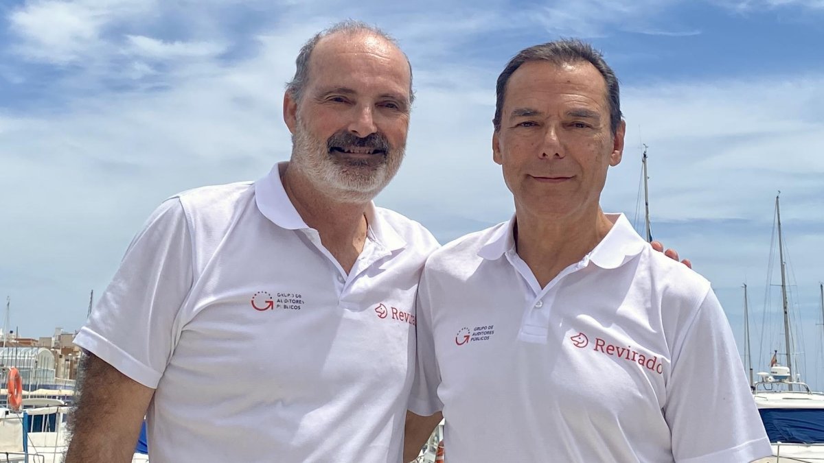 David Uclés junto al autor de la entrevista Antonio Hermosa, en el puerto deportivo de Almería.