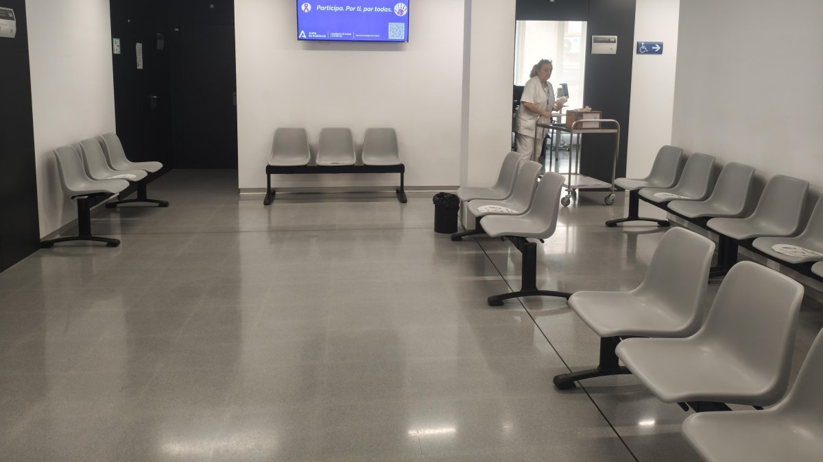 Sala de espera vacía en un centro de salud de Almería