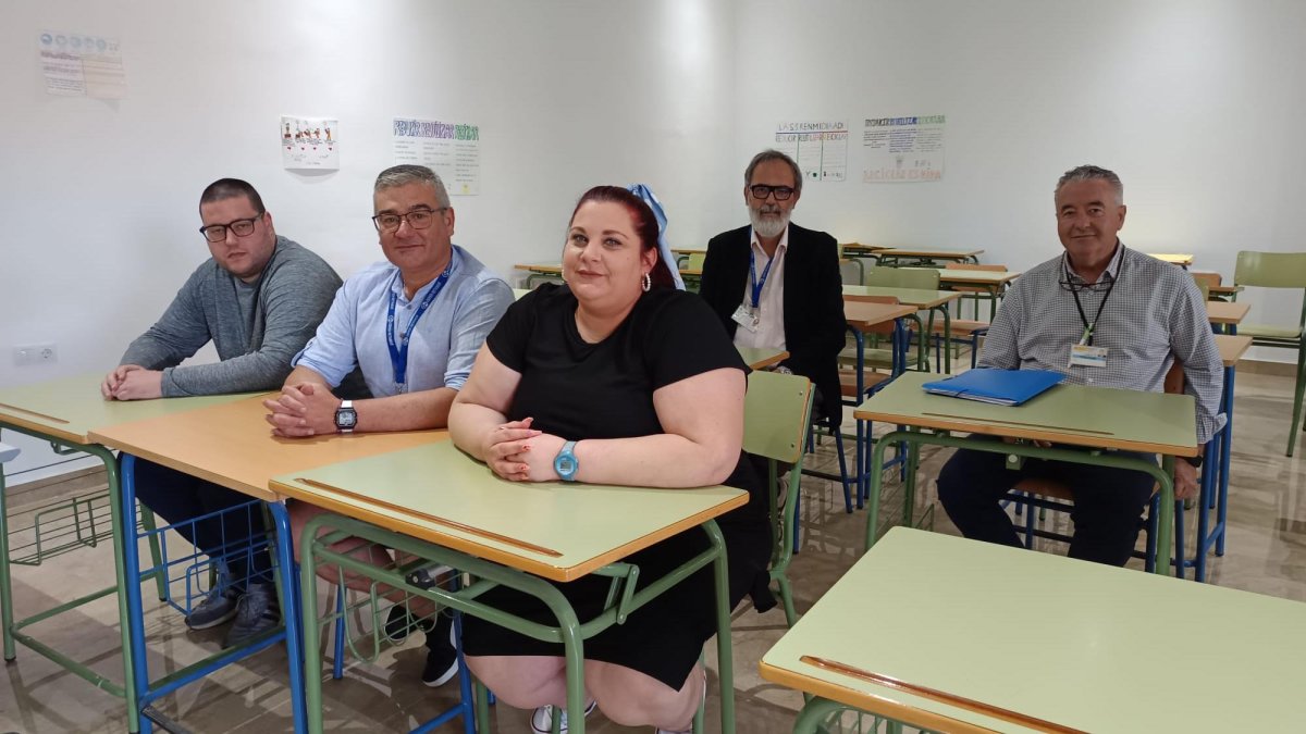 Javier, Diego, y Silvia posan en el aula con el coordinador de Educación Carlos Villoria y Diego, funcionario de prisiones.