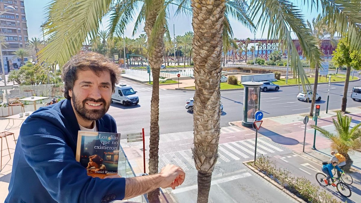 El periodista y escritor Daniel Ramírez con su novela, ‘Los días que no existieron’, en el Gran Hotel Almería.