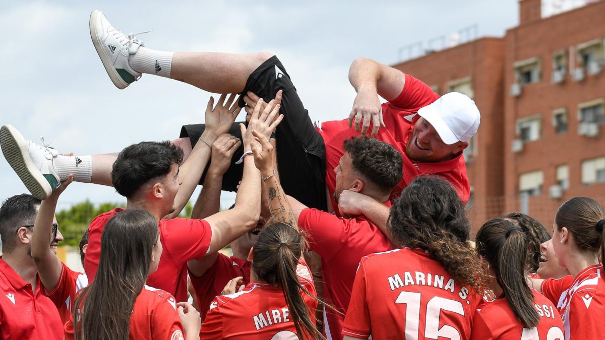 El entrenador Pedro López manteado por la plantilla del Almería Femenino tras conseguir el ascenso.