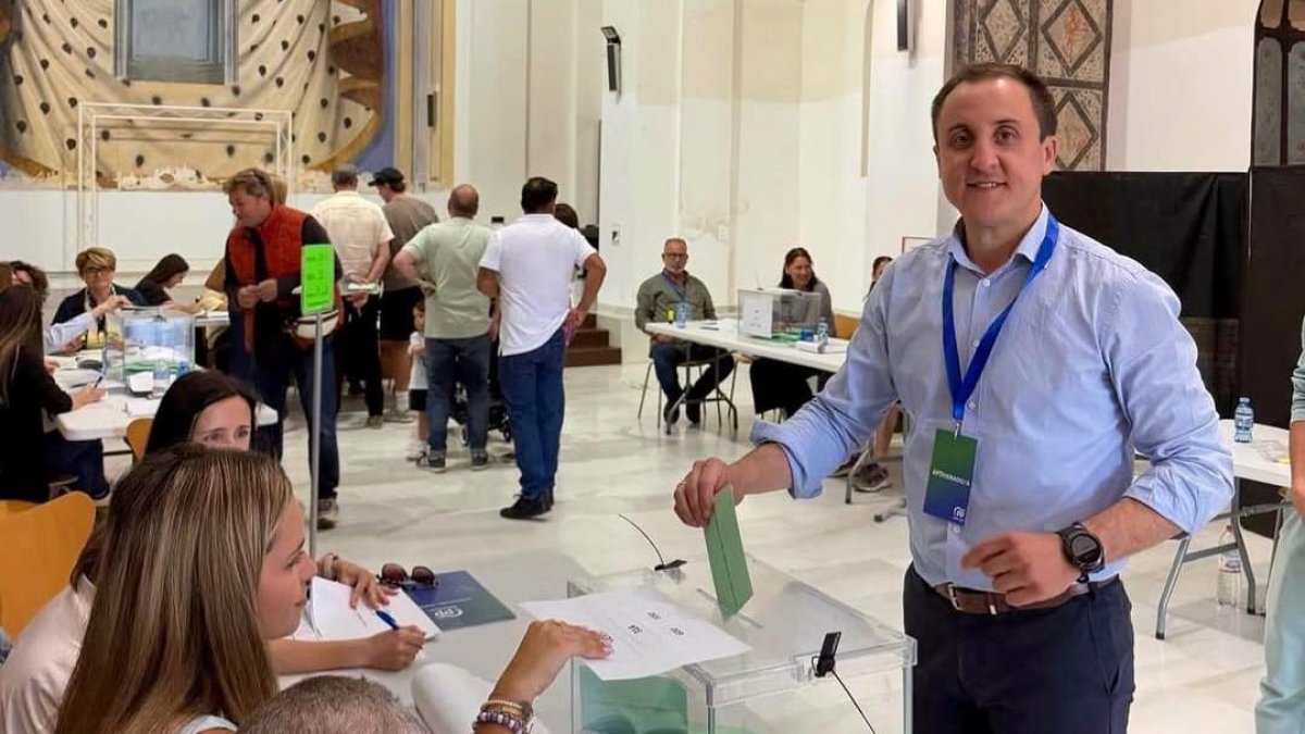 El alcalde de Vera, Alfonso García (PP), ejerciendo su derecho al voto el pasado domingo.