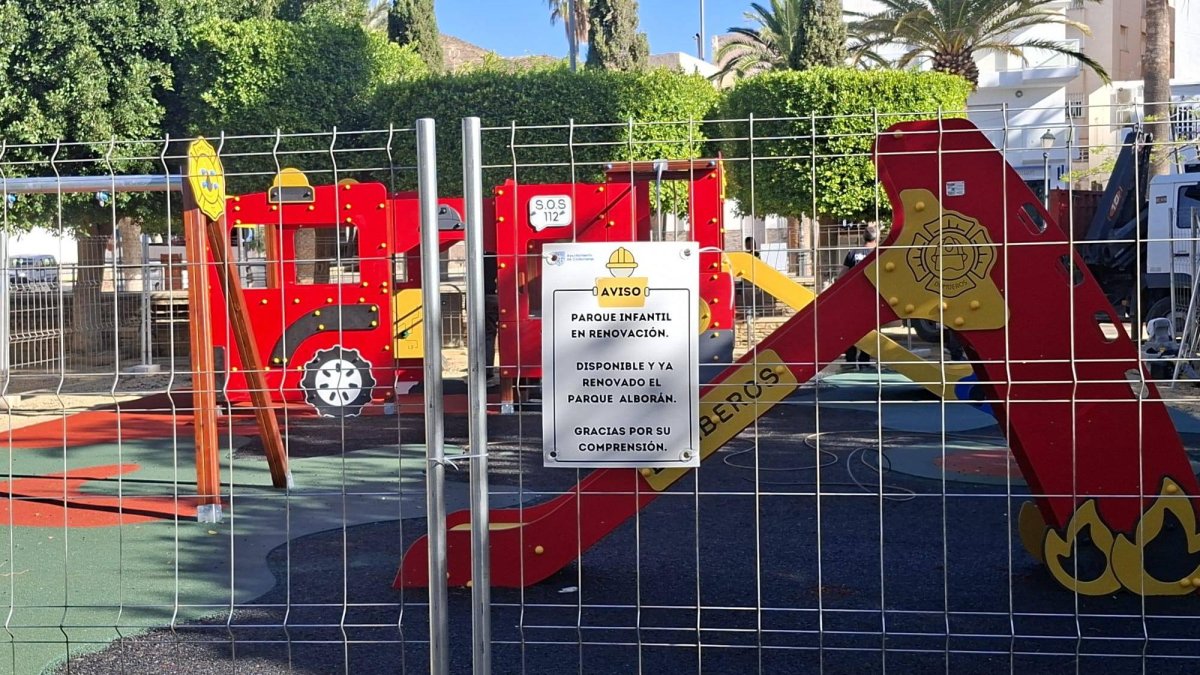 Recta final de las obras en los parques infantiles de Carboneras.