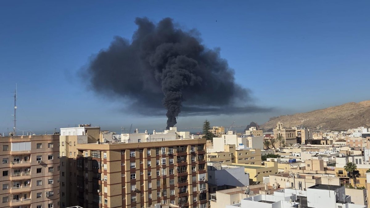 Impresionante imagen de la columna de humo en el Puerto de Almería.