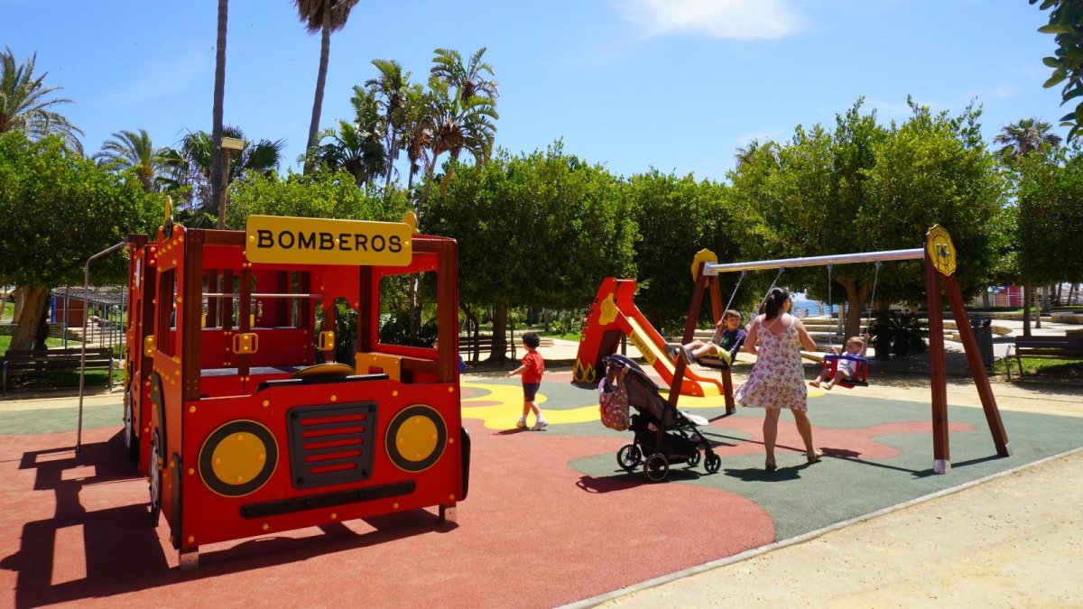 Así luce uno de los parques infantiles totalmente renovados.