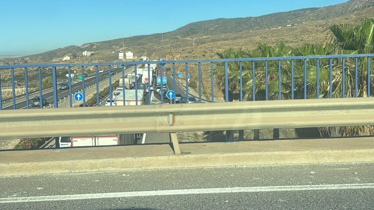 Retenciones provocadas por el accidente en la A-7, durante la mañana de este jueves.