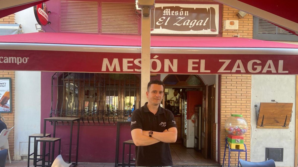 Tomás Hernández Vargas, del Mesón El Zagal, frente a la puerta del local.