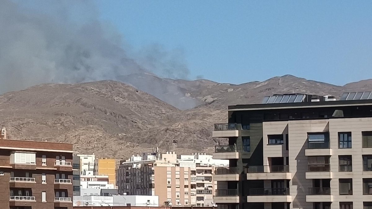 Imagen del incendio en las estribaciones de la Sierra de Gádor, dentro del área metropolitana de Almería.