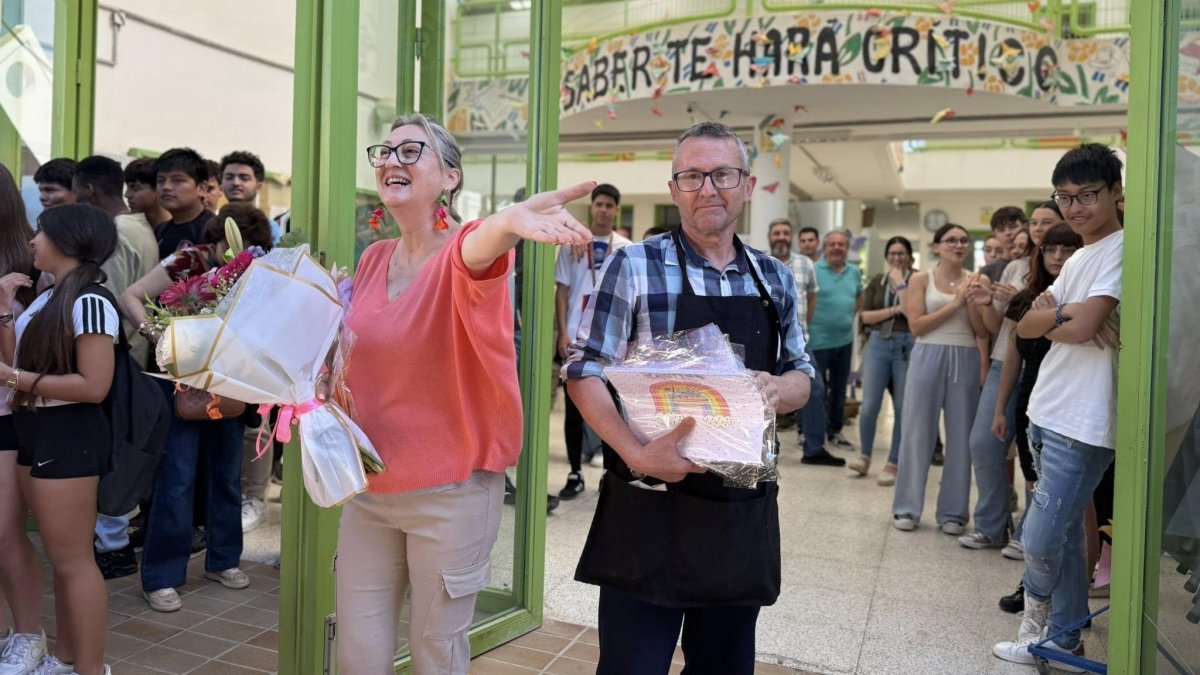 Consuelo y Jose durante el acto del 40 aniversario de la cantina en el IES El Palmeral de Vera.