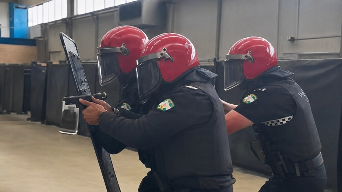 Los agentes almerienses realizando un ejercicio táctico de entrada en un domicilio