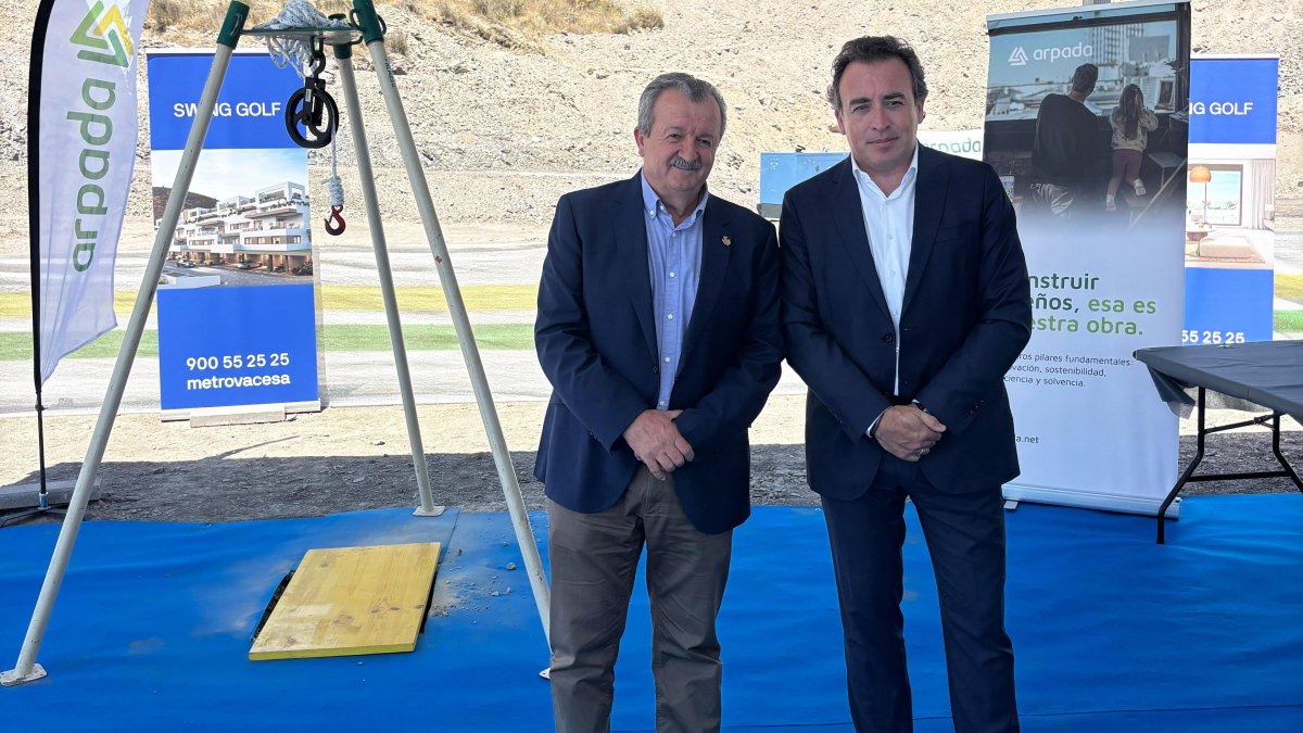 Juan Pedro García, alcalde de Pulpí, y Lorenzo Santana, director territorial de Metrovacesa en Andalucía Oriental, en el acto de colocación de la primera piedra de Swing Golf.