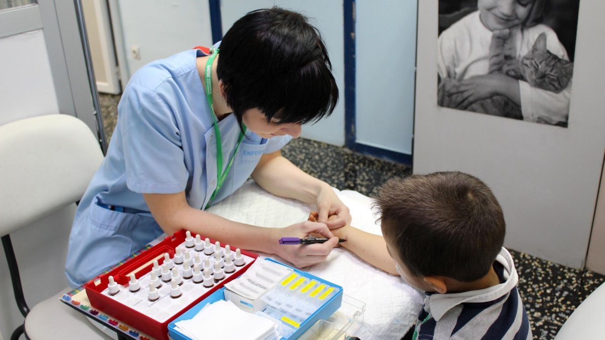 Una pediatra hace una prueba de alergia a un niño.