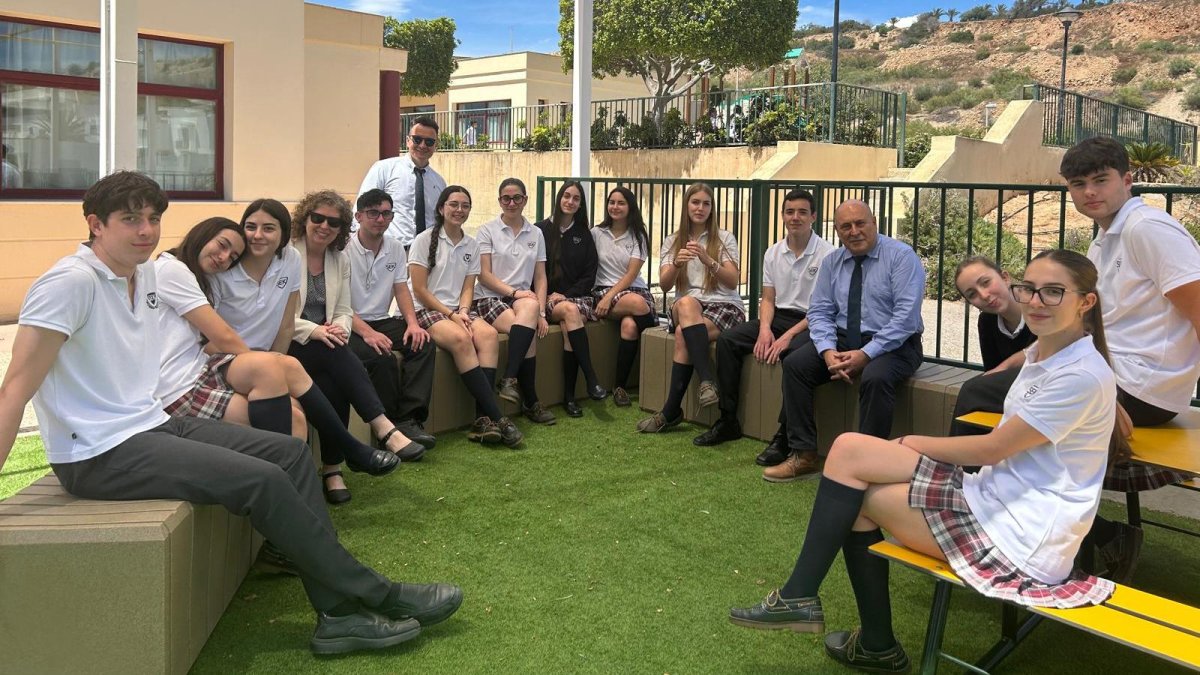 Los alumnos encargados del documental junto a sus profesores.