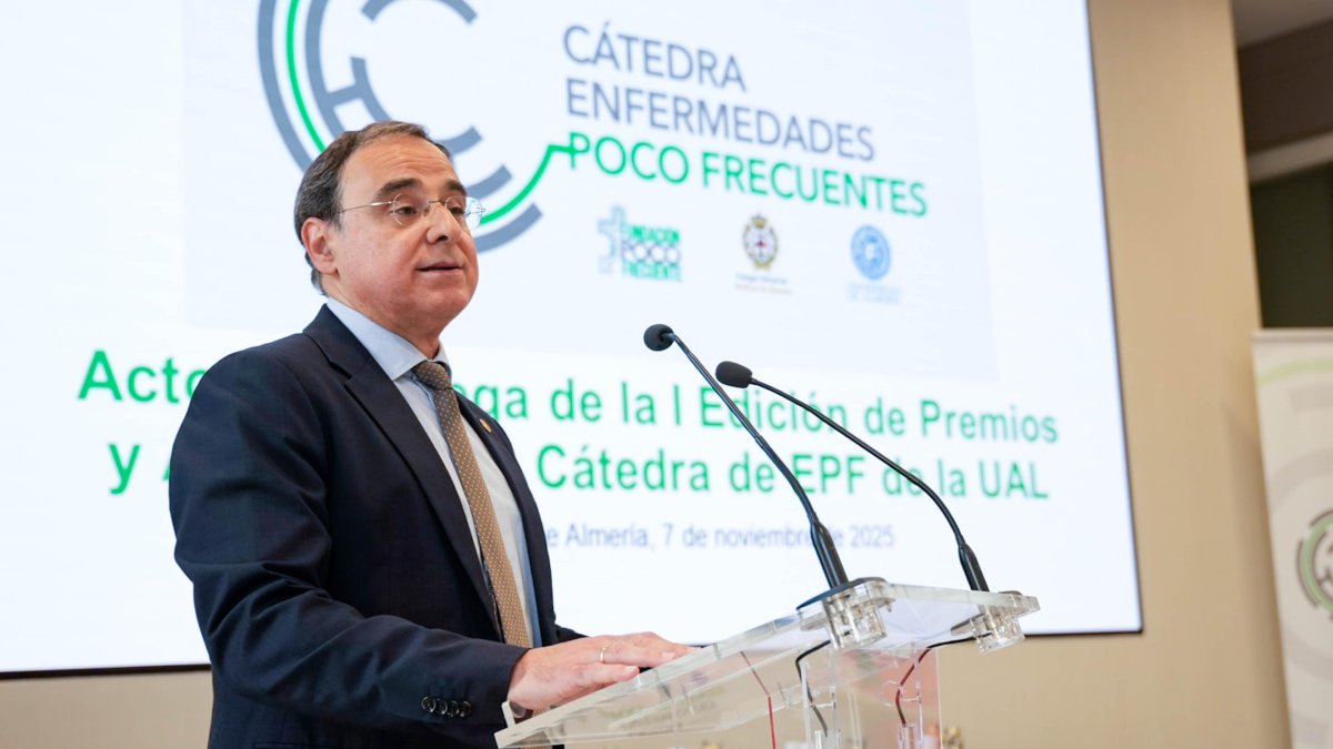 José Céspedes, rector de la Universidad de Almería, ha firmado la resolución del nombramiento de los nuevos catedráticos.
Marian León / Europa Press
07/11/2025