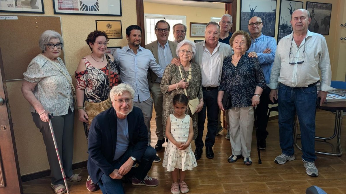 Familiares y amigos de Juan Martínez 'Martimar' en el homenaje celebrado en la Asociación de la Prensa.