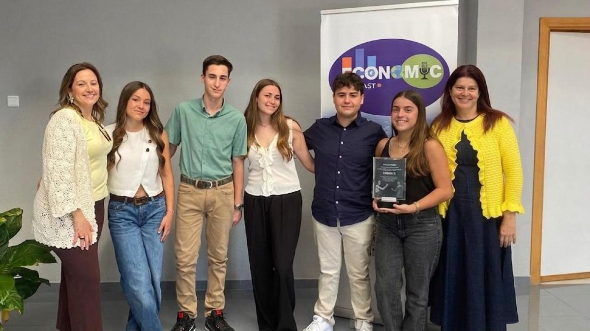 Los alumnos de bachillerato del CDP Portocarrero de Aguadulce junto a sus profesoras de literatura y economía.