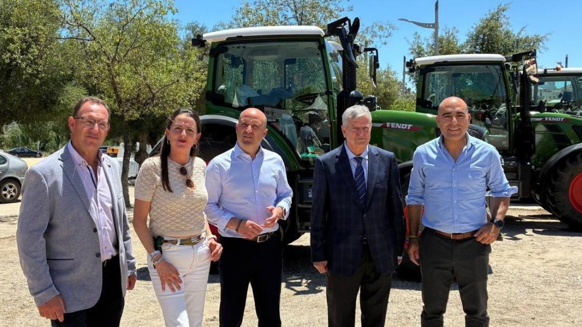 Representantes institucionales en la segunda edición de la Agroferia de Vélez-Rubio.