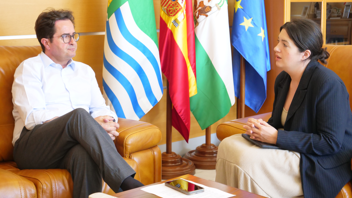 Francisco Góngora y Alba Pérez en el despacho del alcalde ejidense