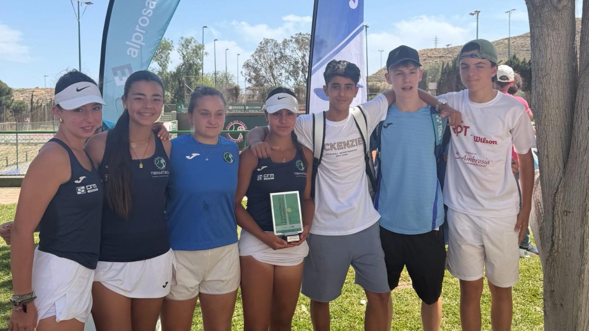 El equipo femenino y masculino junto tras concluir el torneo.