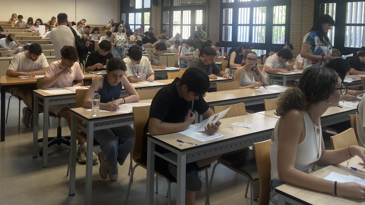Alumnos en la fase del examen de Historia de España y Filosofía, en una de las clases del Aulario II de la UAL.