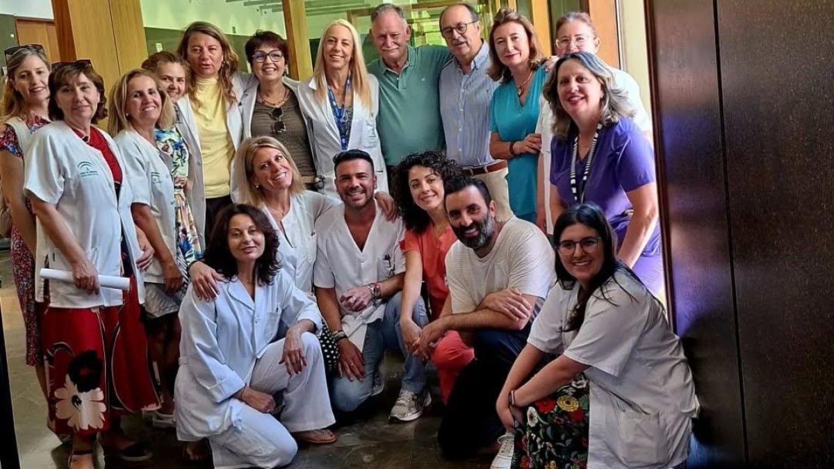 Fotografía de familia del homenaje a Ramón Dueñas, arriba en el centro, con polo verde, el pasado lunes, por parte de sus compañeros.