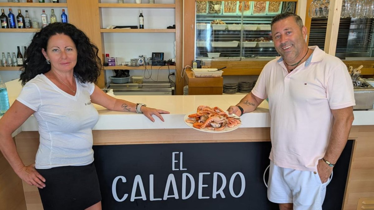 Flori y Aurelio son los nuevos gerentes de el mítico bar de marisco de Aguadulce: El Caladero.