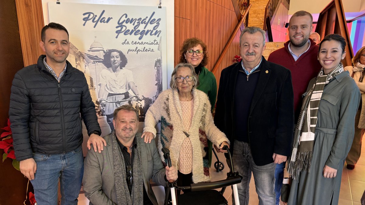 La artista pulpileña, Pilar González Peregrín junto al alcalde y los concejales de su pueblo en la inauguración de una de sus exposiciones.