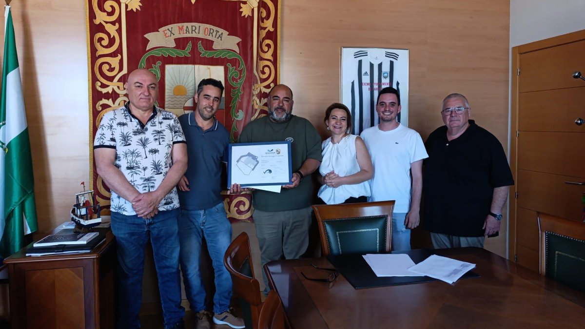 Autoridades municipales con el proyecto del nuevo depósito.
