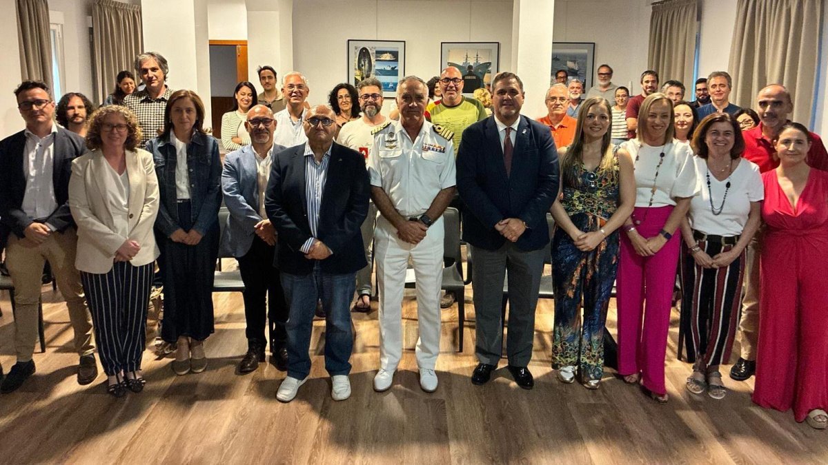 Representantes institucionales junto a los más de 50 profesores que han participado en el curso