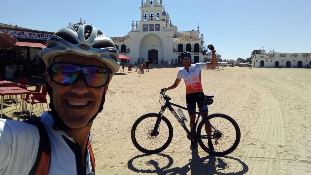 Rubén Alfageme en uno de sus viajes en bicicleta.