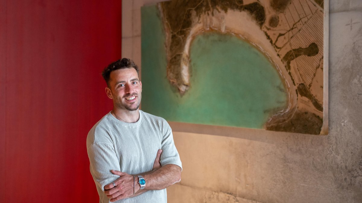 Álvaro Varela (Litoris Pictor), junto a su obra de la Playa de Genoveses, recién instalada en la sede de Cajamar.